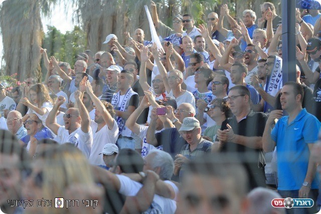 כך זה נראה אחרי השער המדהים של אביב עזריה. אוהדי יפו (קובי רוזן)